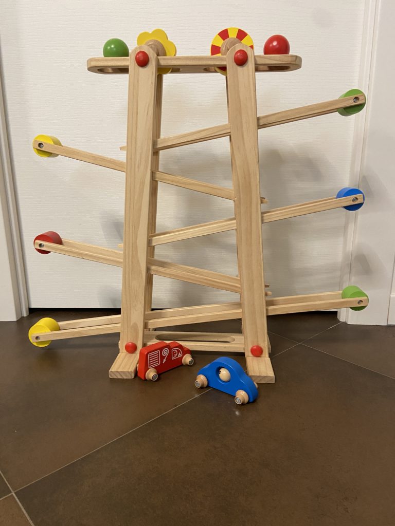 Pista con palline e machine