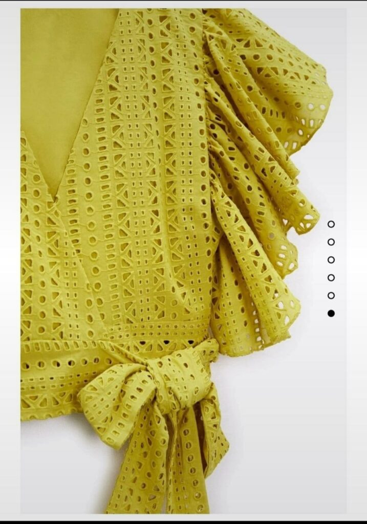 Top incrociato con ricami